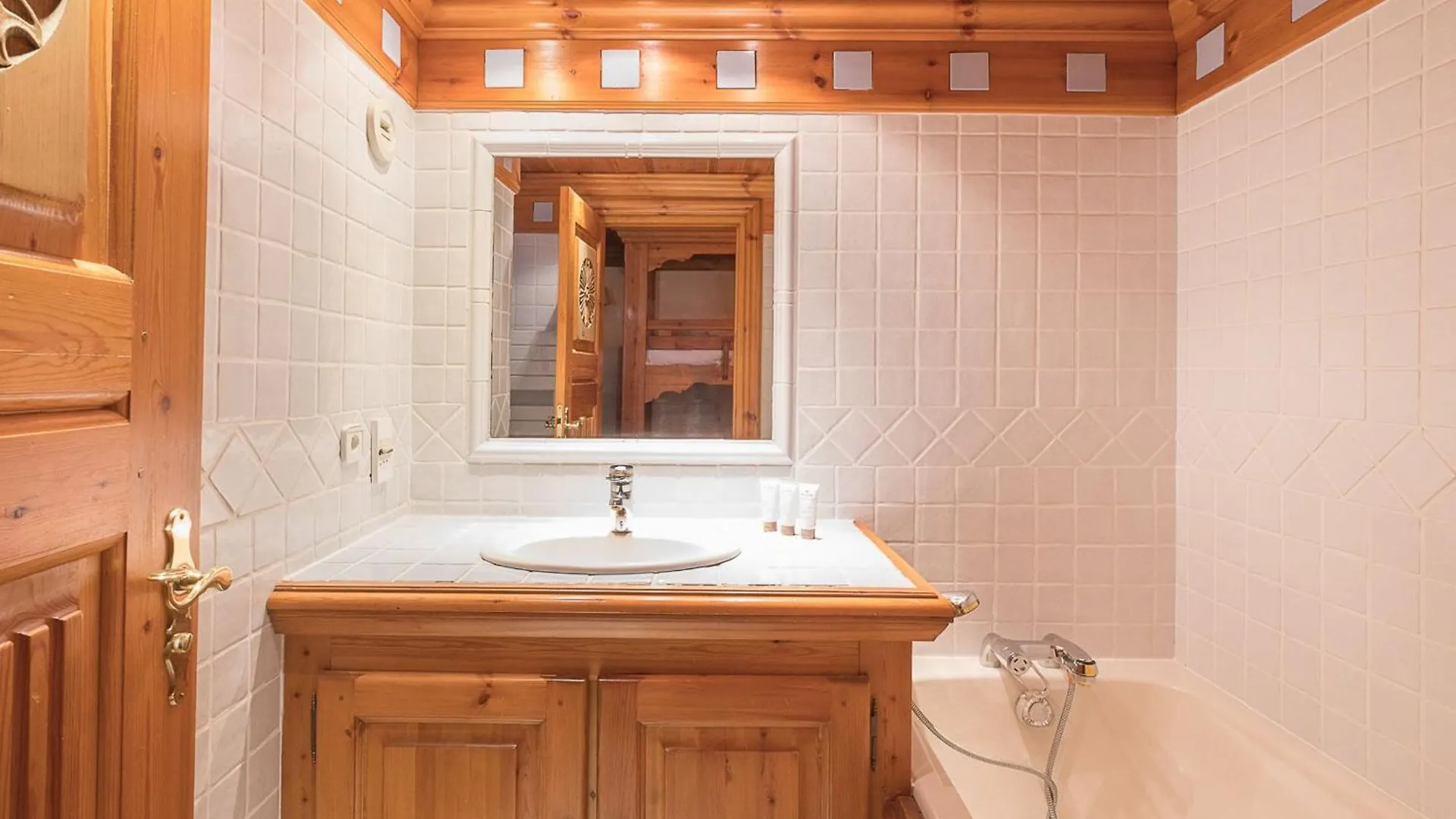 Courchevel 1850 - Appartement Skis Aux Pieds Avec Spa, Cheminee Et Piscine, 3 Chambres - Fr-1-564-115 0*,  France